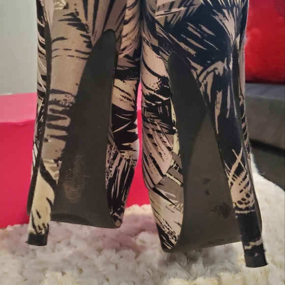 Black/White Patterned Peep Toe Stilettos by Shoe Dazzle Size 8 - Picture 7 of 8